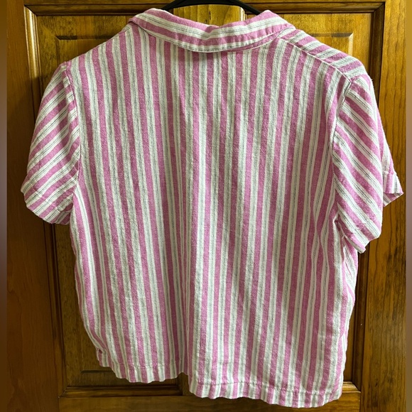 Universal thread women’s short sleeve button up top - Picture 3 of 3